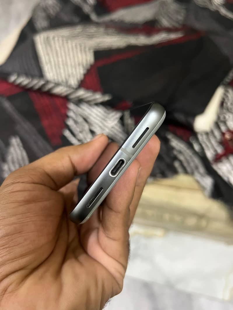 Google Pixel 8 4