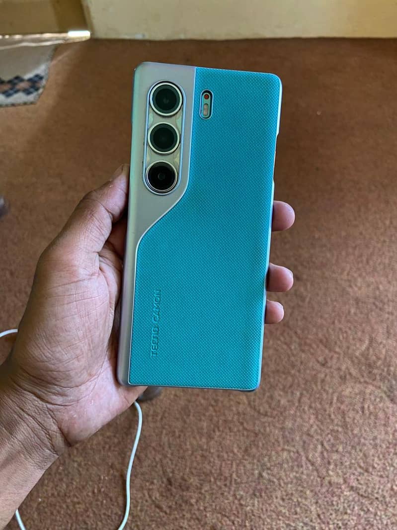 Tecno CAMON 40 Pro 0