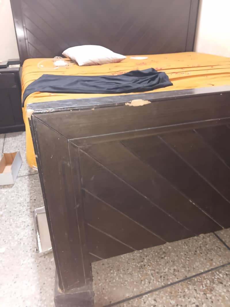 Double bed with sides table 1