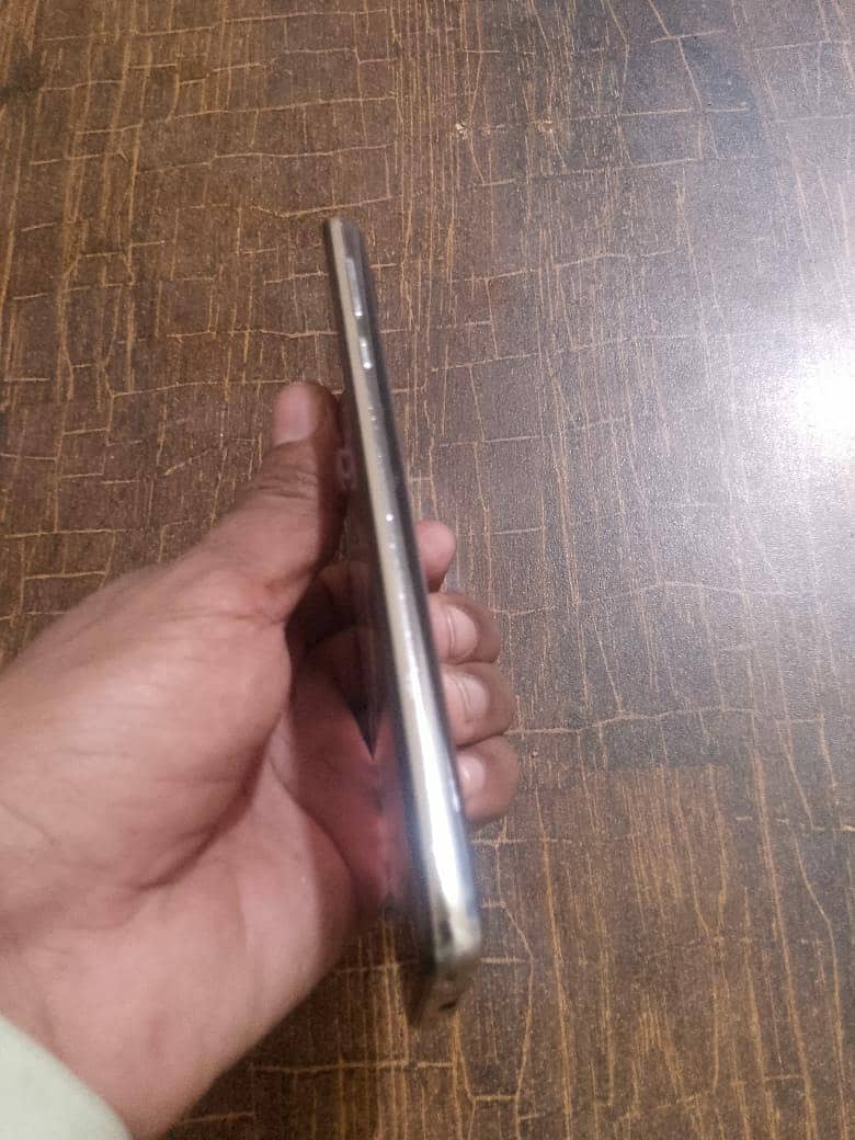 Sharp Aquos R2 2