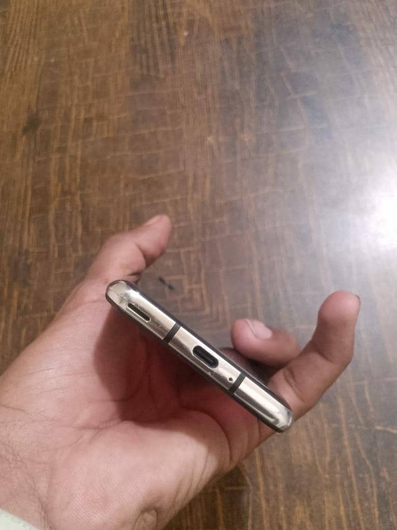 Sharp Aquos R2 3