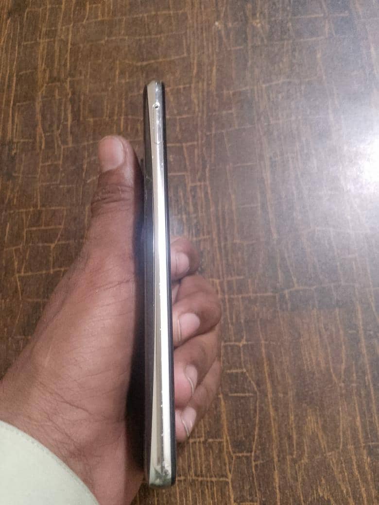 Sharp Aquos R2 4