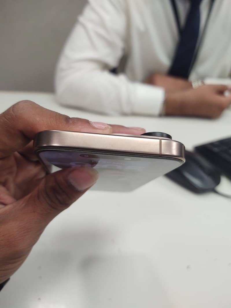 Apple iPhone 16 Pro 3