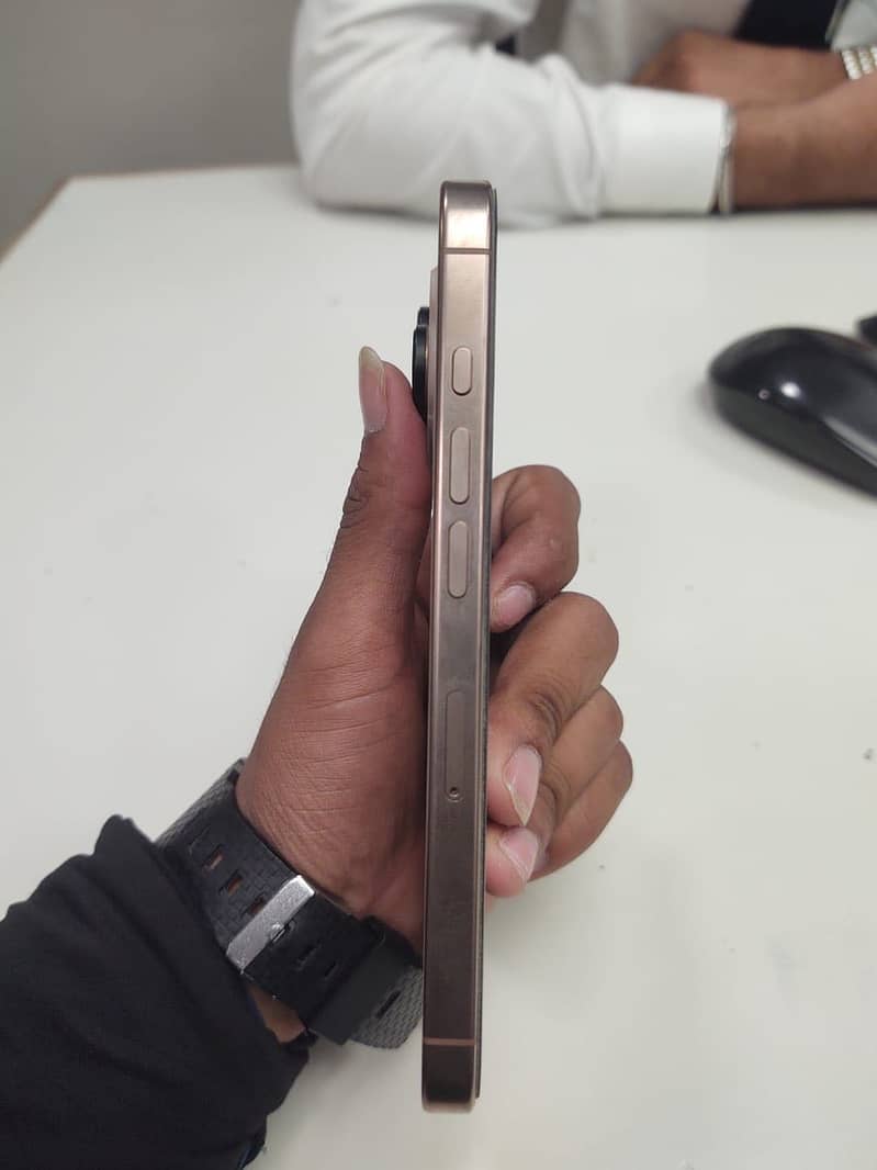 Apple iPhone 16 Pro 4