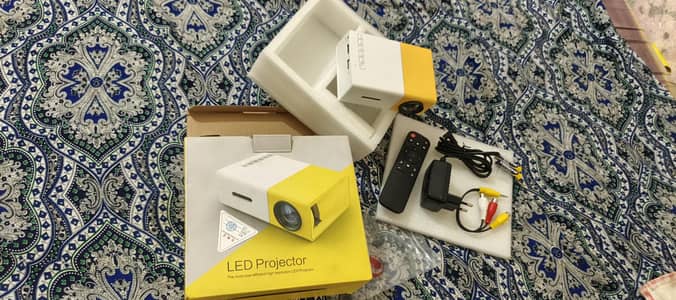 new projector just 5 days use 50 to 100 inch screen USB card reader tv