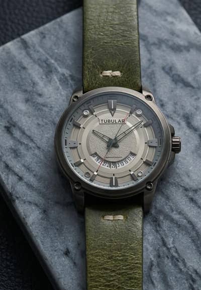 Tubular men's wrist watch
