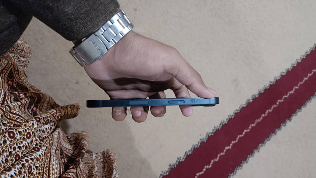 Apple iPhone 13 5