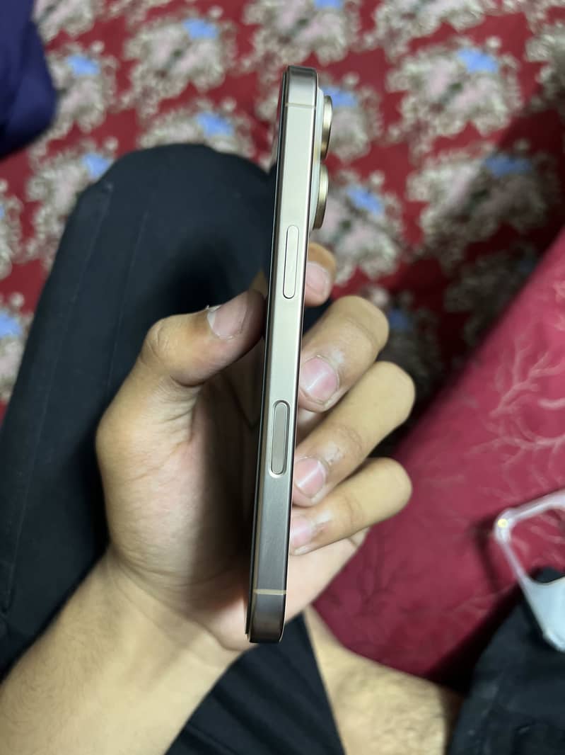 Apple iPhone 16 Pro 4