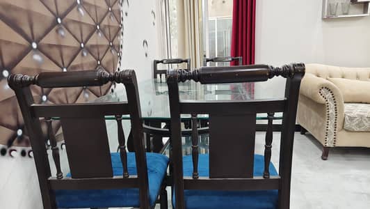 6 chair dinning table in glass