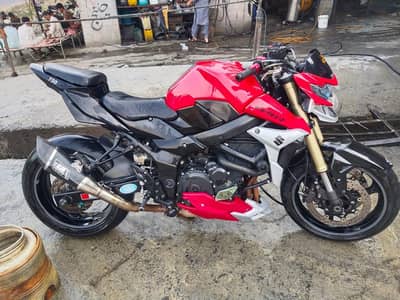 Suzuki GSR 750