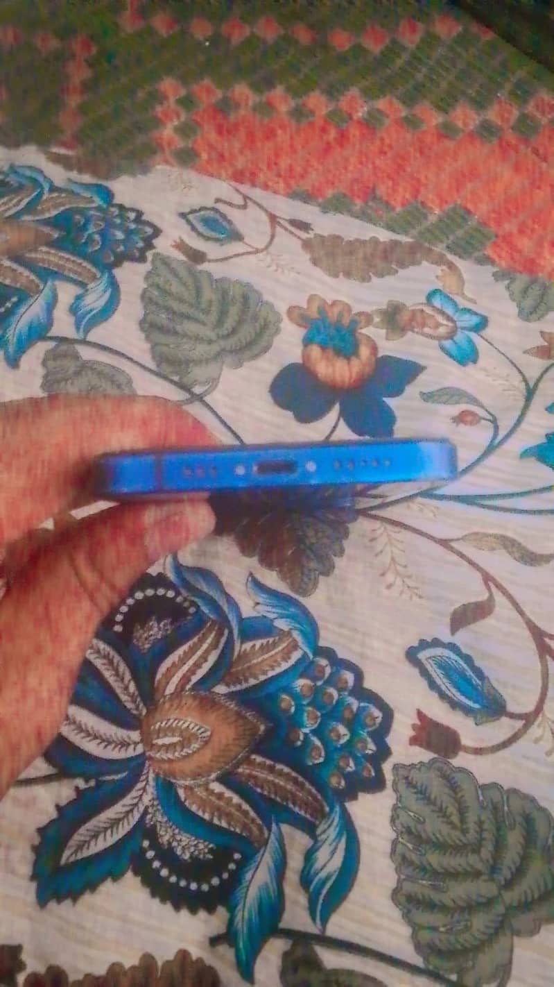 Apple iPhone 12 4
