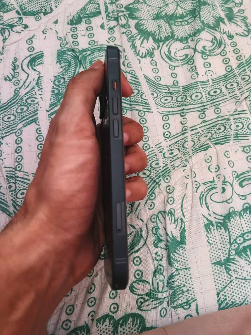 Apple iPhone 13 2
