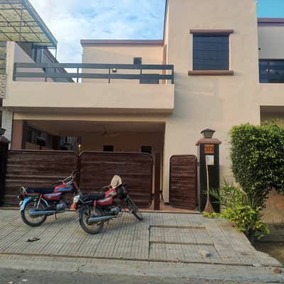 10 MARLA 3 BEDROOM APARTMENT AVAILABLE FOR RENT