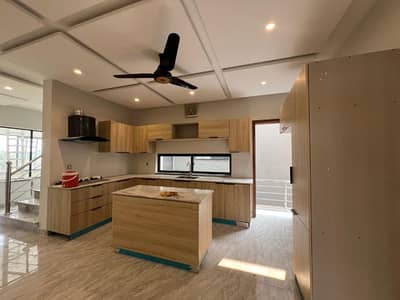 10 MARLA BRAND NEW HOUSE FOR SALE