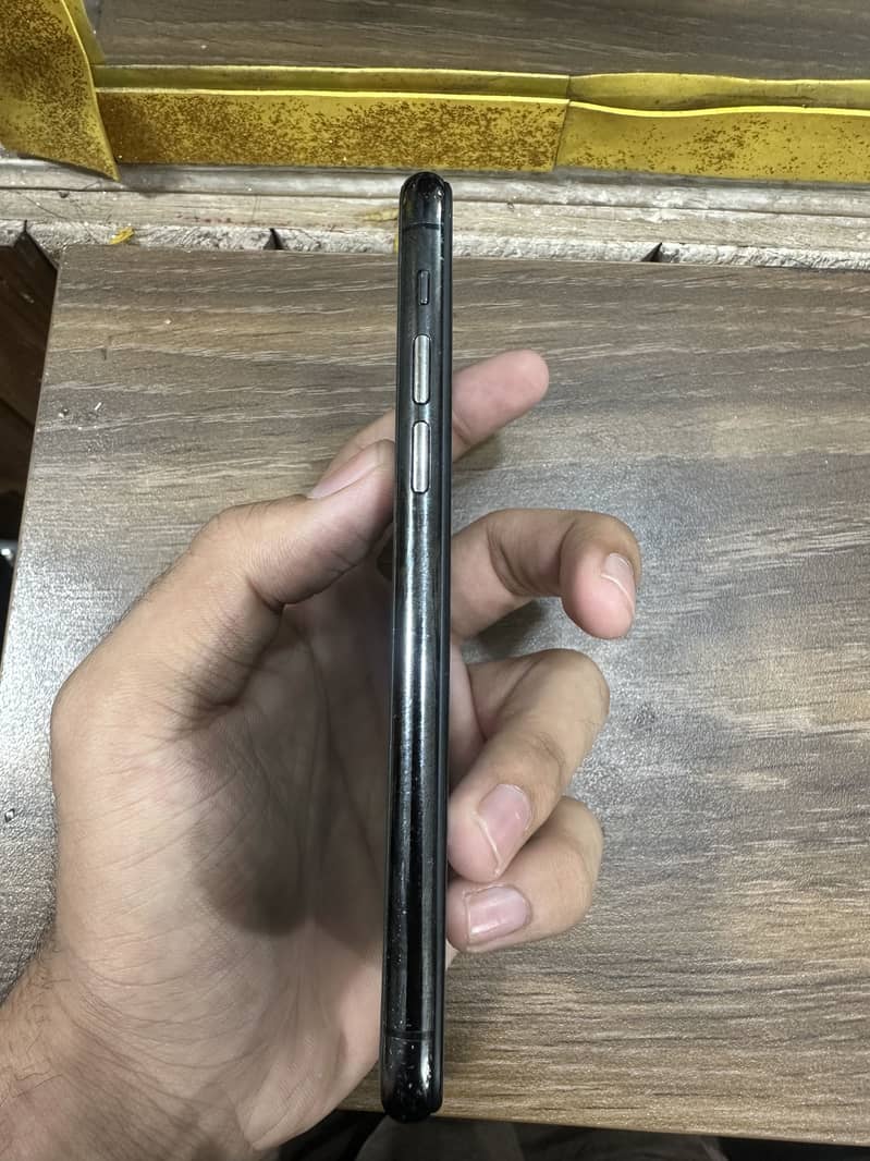 Apple iPhone 11 Pro 4