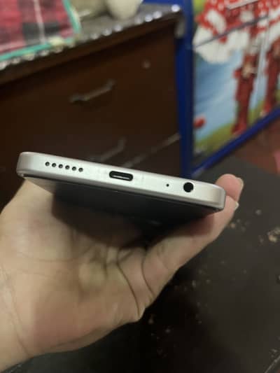 Itel City 100 6 +6 128 hai box chrge sath wrnty me hai