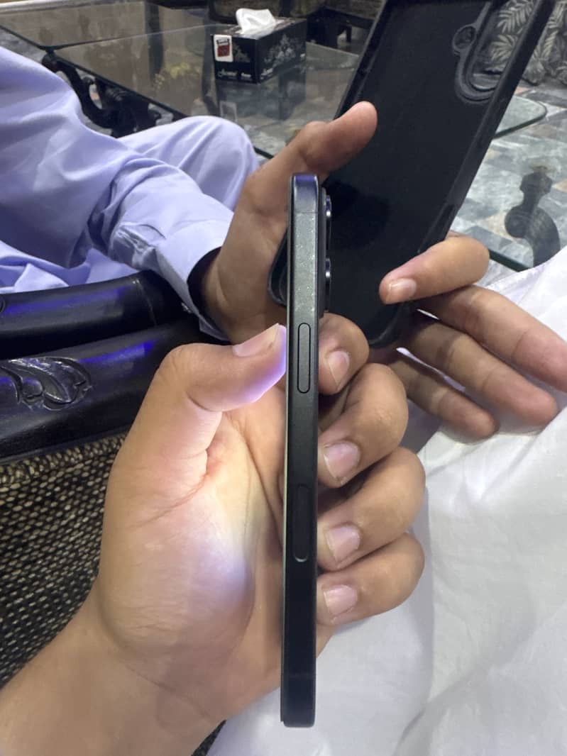 Apple iPhone 16 2