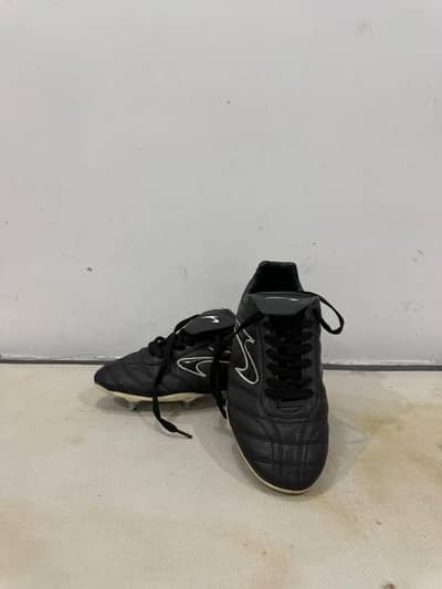 Football shoes metallic struds