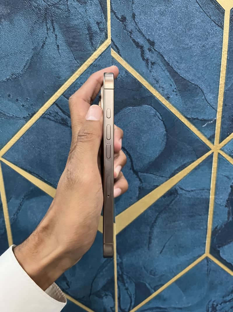 iPhone 16 Pro 4