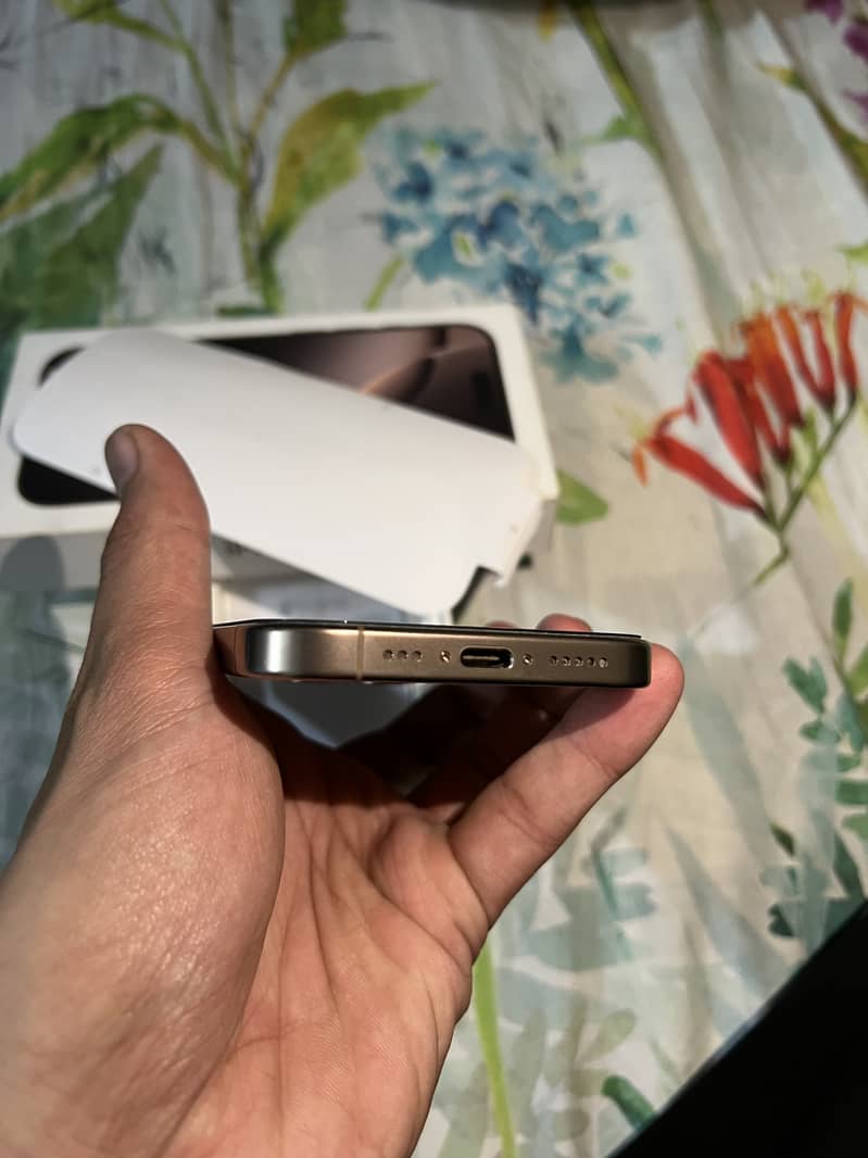 Apple iPhone 16 Pro 1