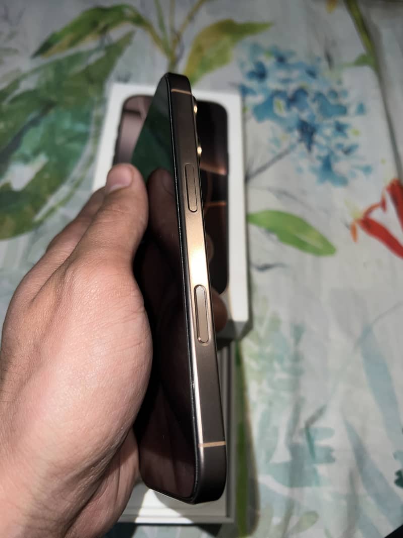 Apple iPhone 16 Pro 4