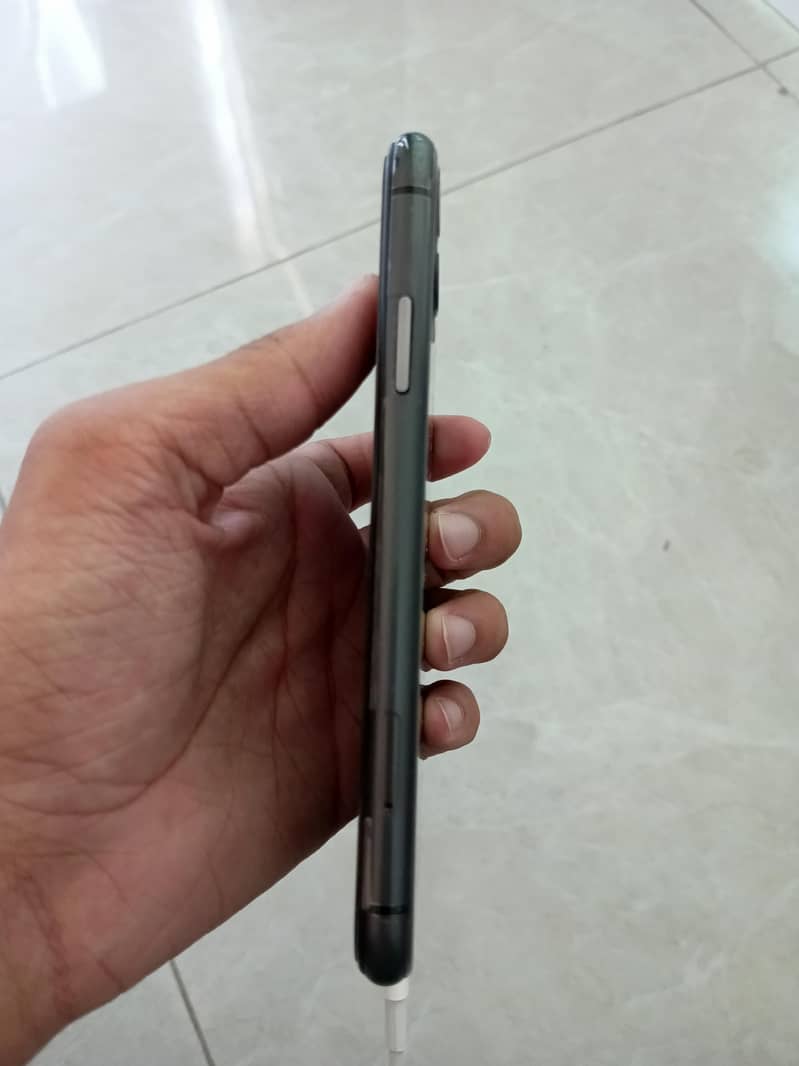 Apple iPhone 11 4