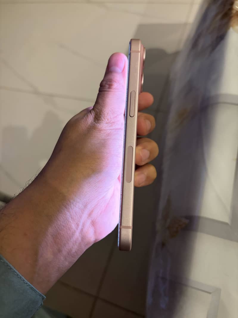 Apple iPhone 15 4