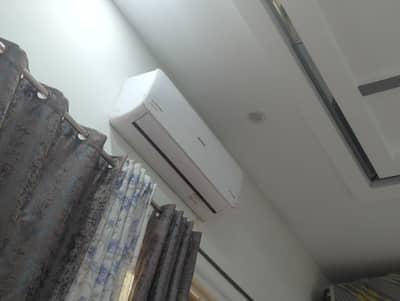 excellent condition 1 ton gold fin orient Inverter ac