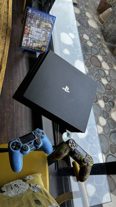 PS4 PRO 1TB + 2 controllers + GTA5 CD included