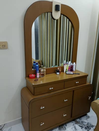 bed drasing side tables