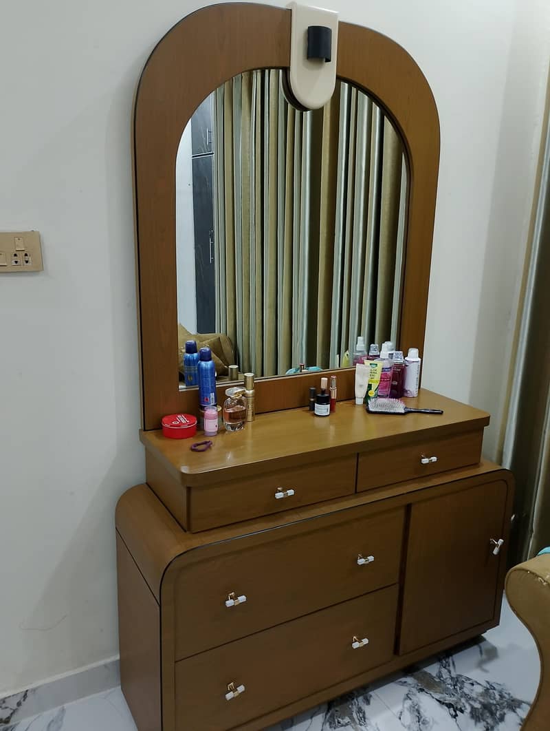 bed drasing side tables 0