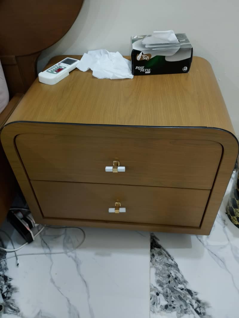 bed drasing side tables 2