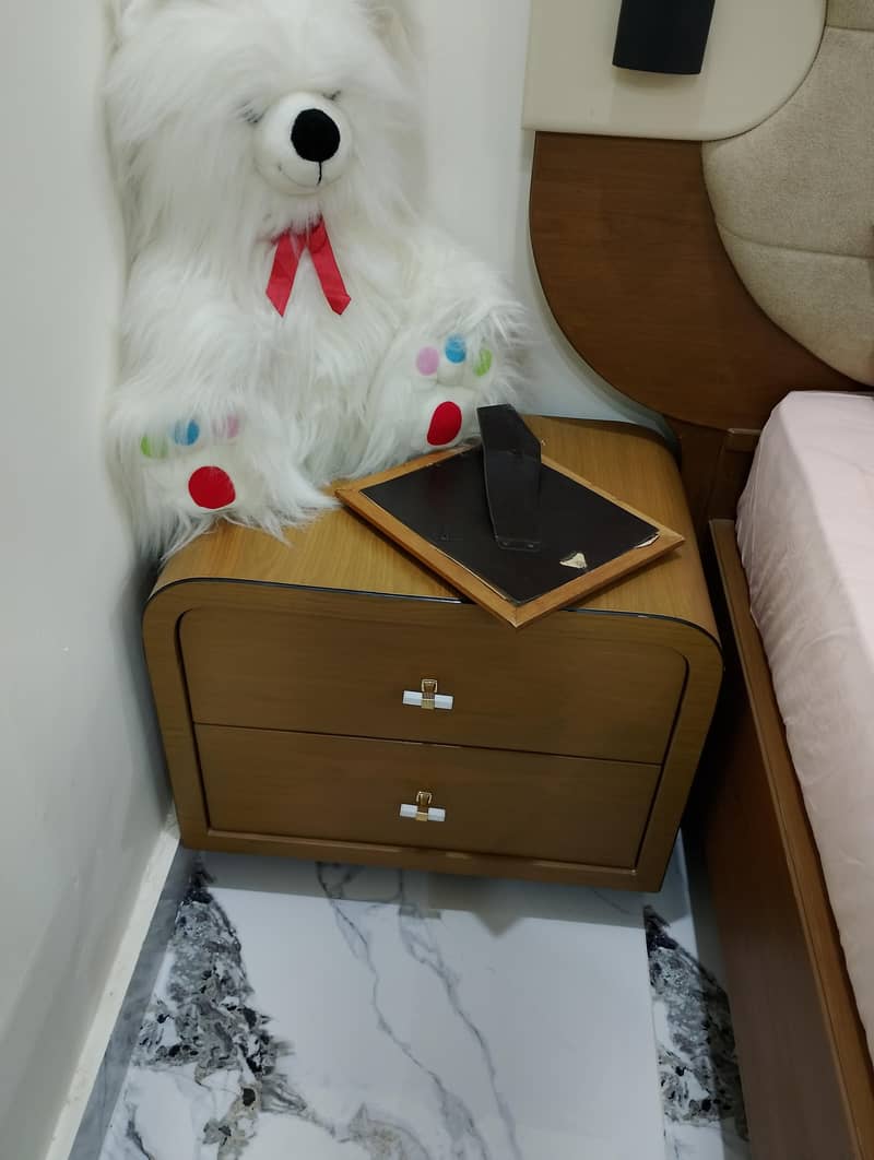bed drasing side tables 5