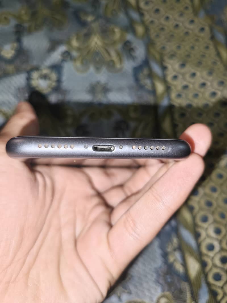 Apple iPhone 11 4