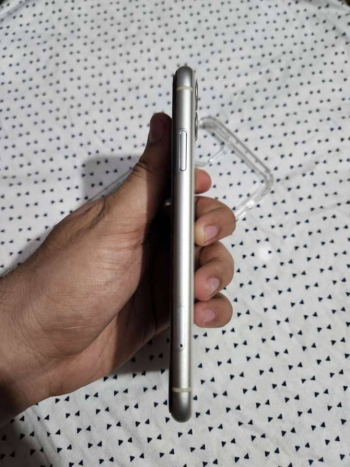 Apple iPhone 11 4