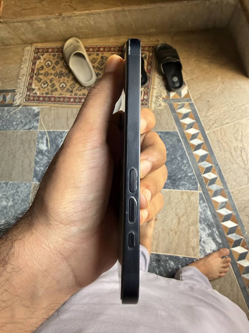 Apple iPhone 16e 1