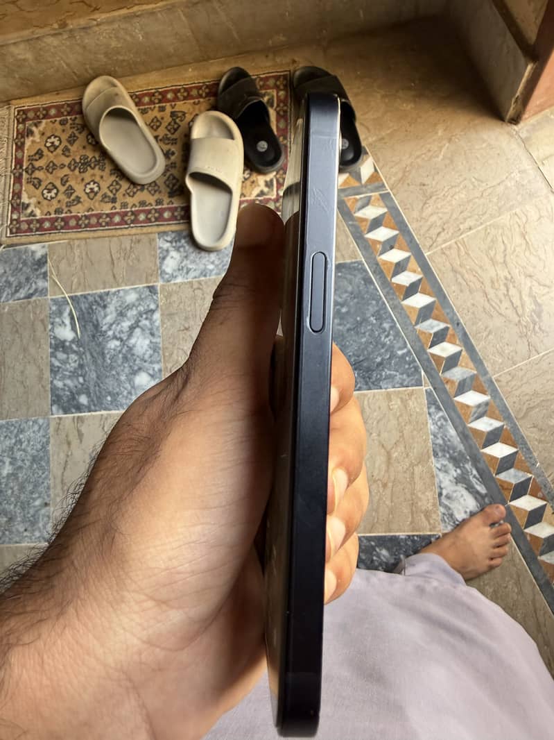 Apple iPhone 16e 2