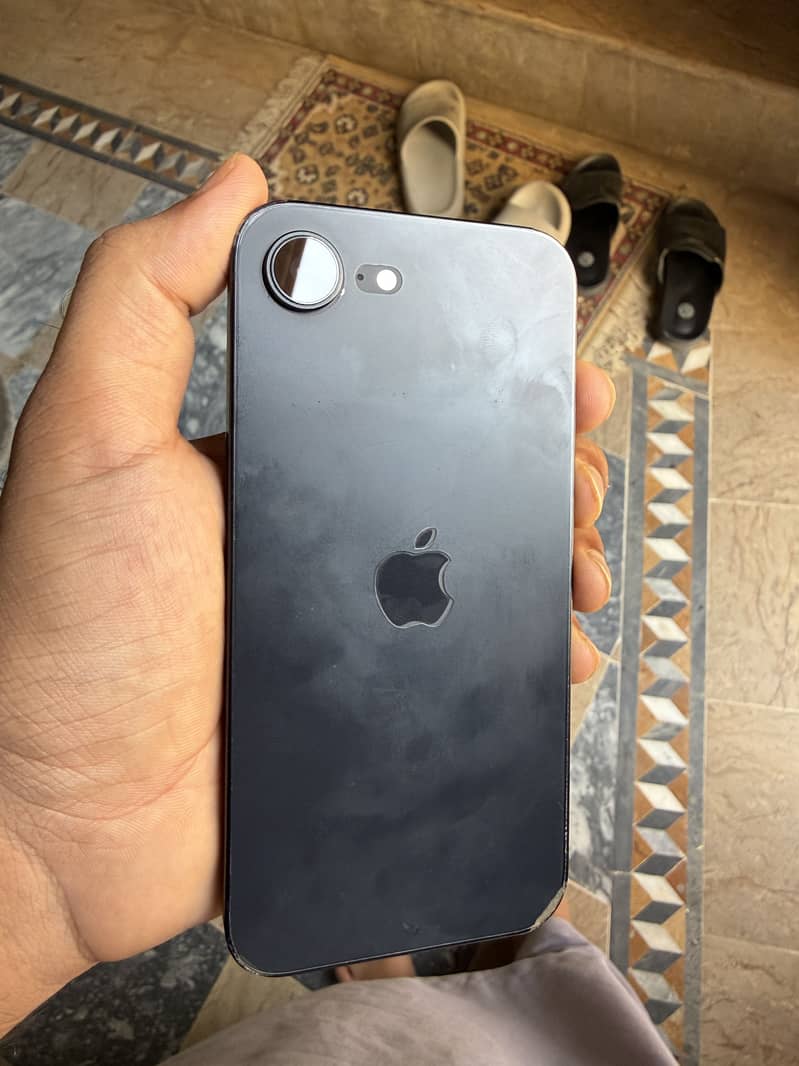 Apple iPhone 16e 3