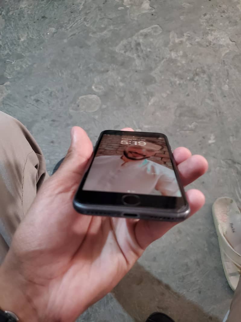 Apple iPhone 8 3