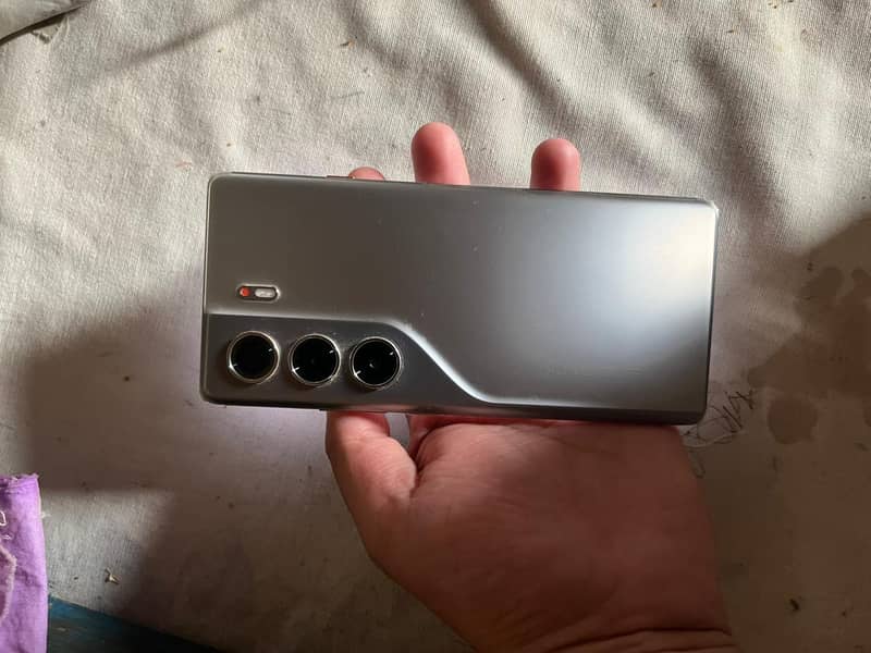 Tecno CAMON 40 Pro 0