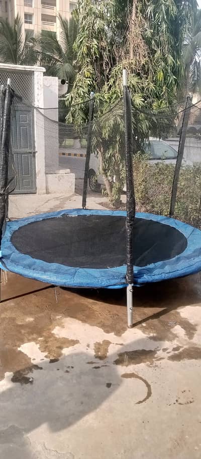 Trampoline 6 ft excellent condition