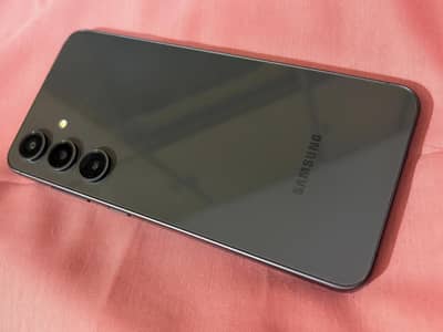 Samsung Mobile S24 fE