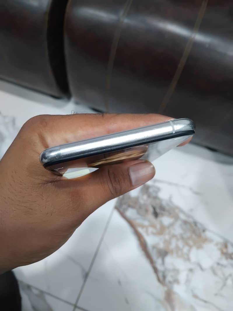 iPhone Xs Max 6