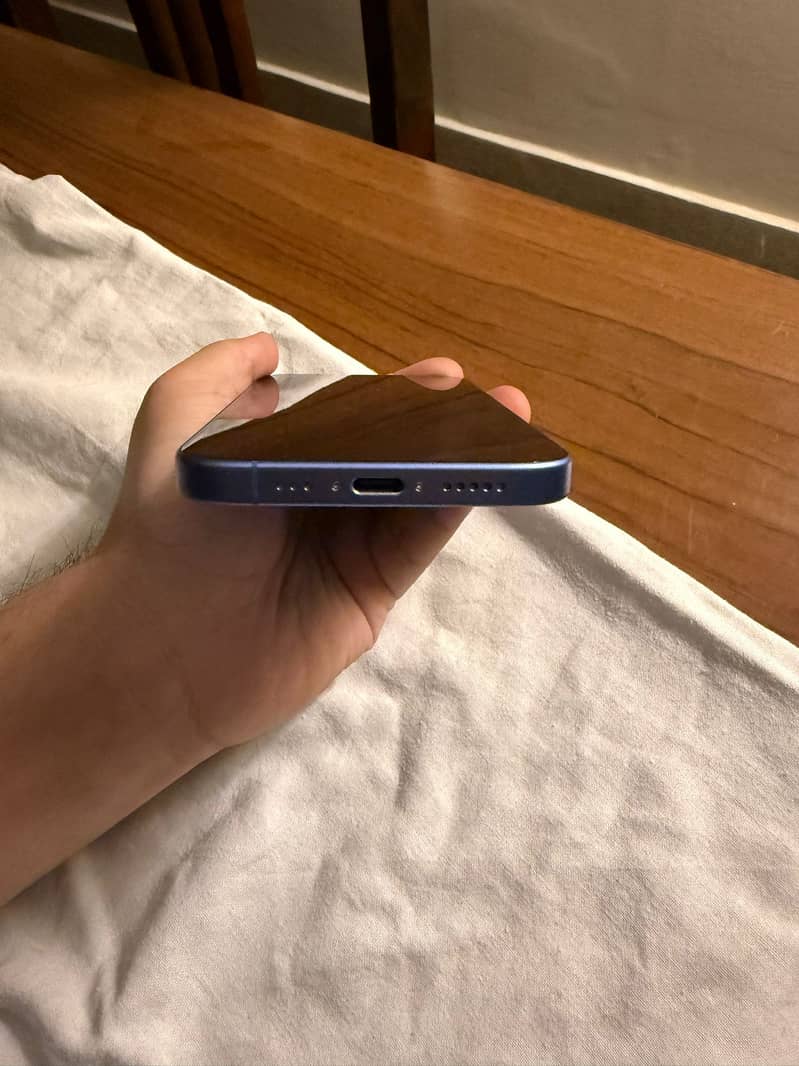 Apple iPhone 16 3