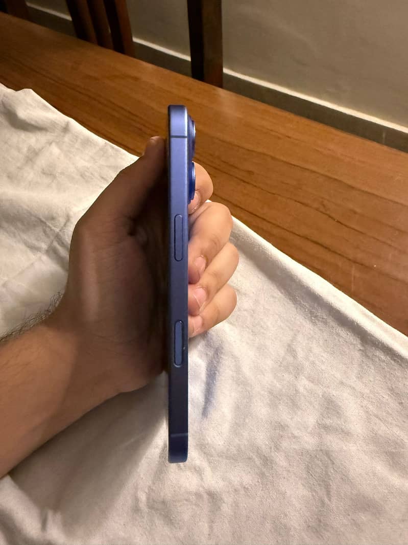Apple iPhone 16 6