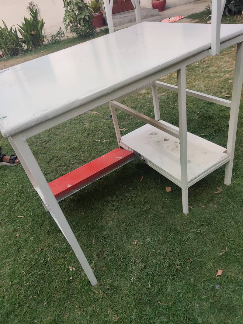 Computer gaming table 4