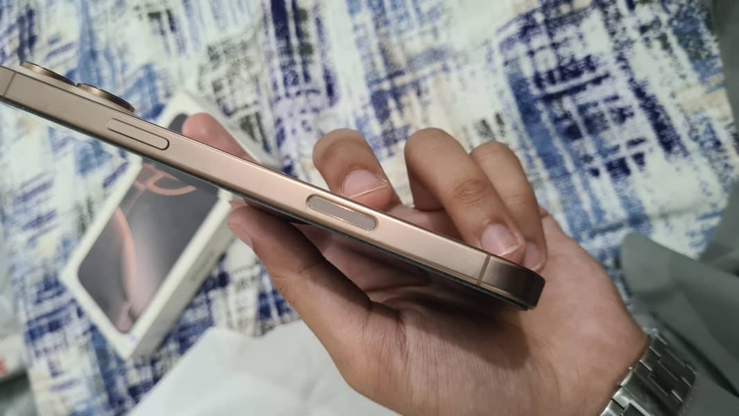 Apple iPhone 16 Pro Max 5