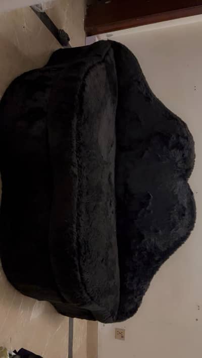 2 seater sofa. Black colour. Fur fabric. Moltyfoam. Lips shaped