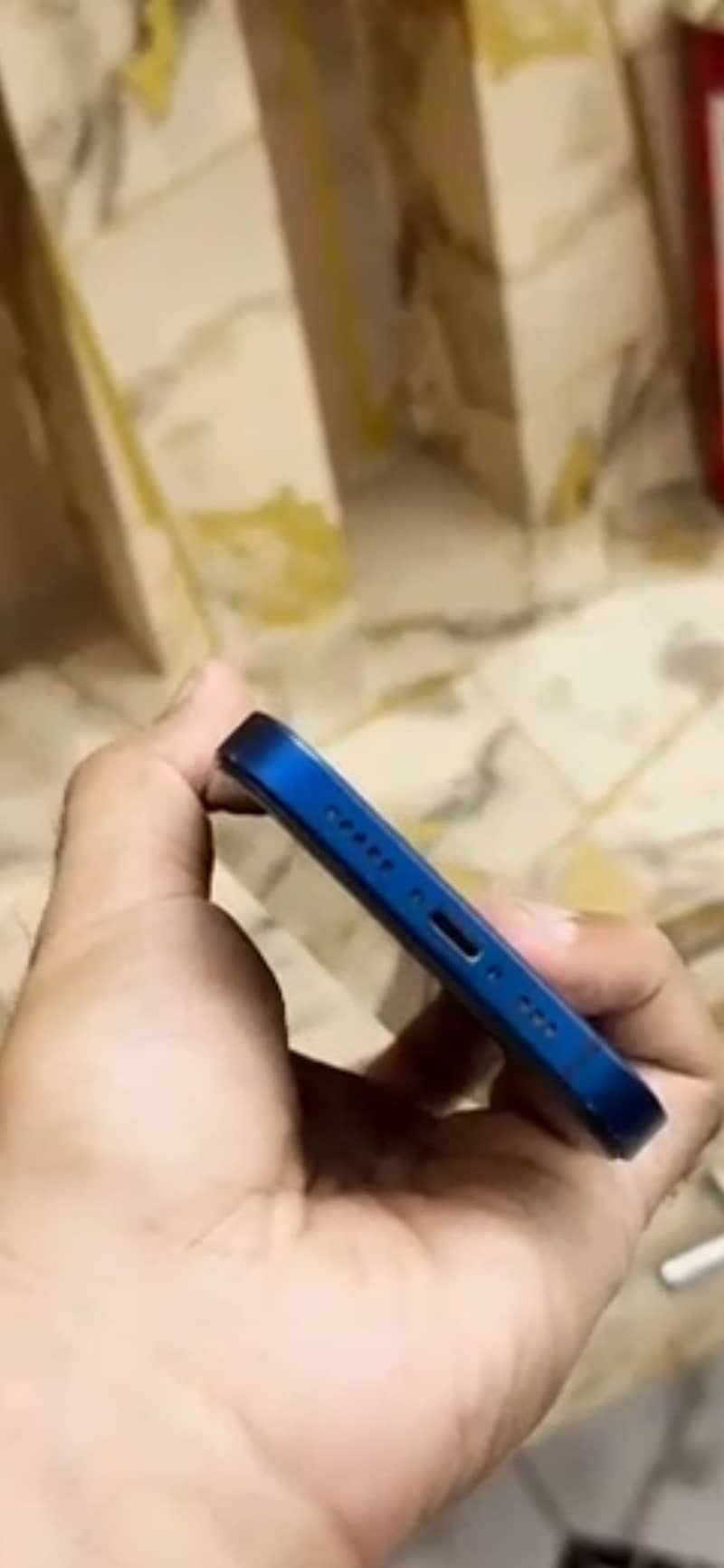 Apple iPhone 12 4