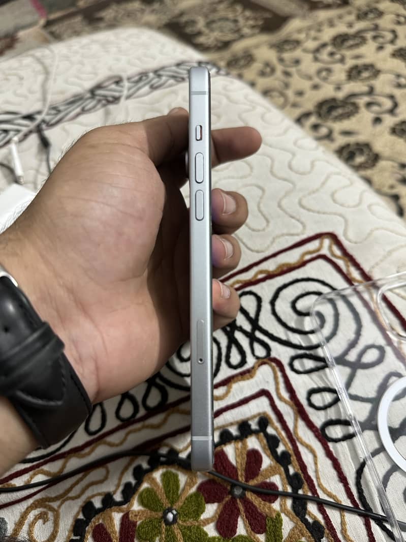 Apple iPhone 15 plus 2